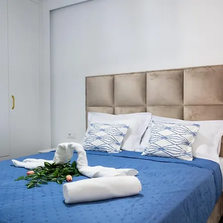 At Grandpa's דירה *