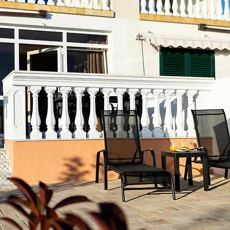 At Grandpa's דירה