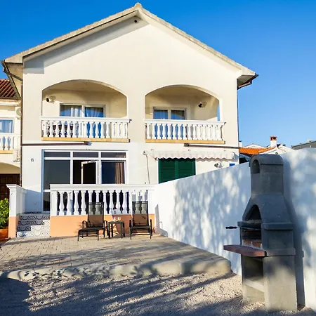 At Grandpa's דירה *