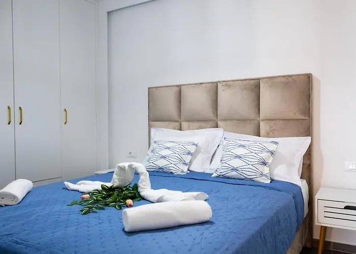 At Grandpa's דירה *