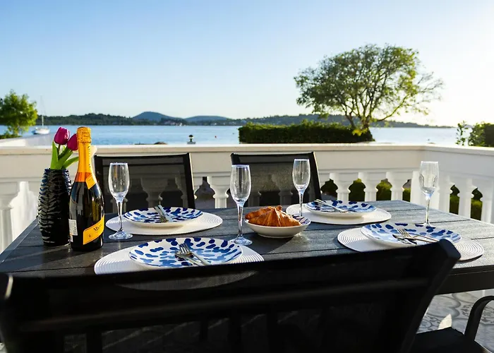 At Grandpa's Lejlighed Srima