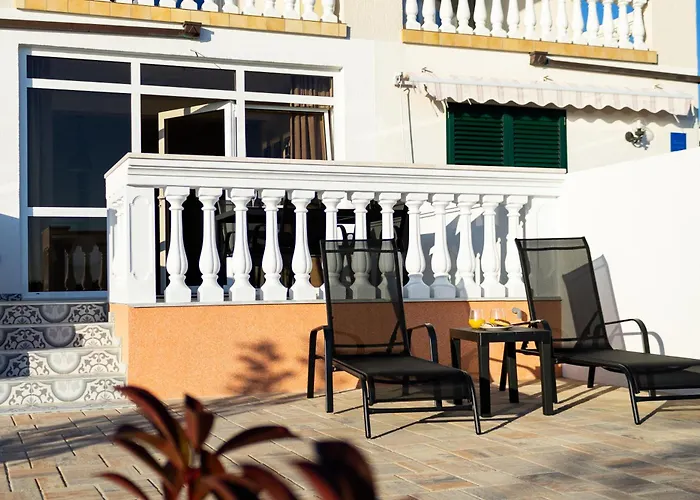 At Grandpa's דירה