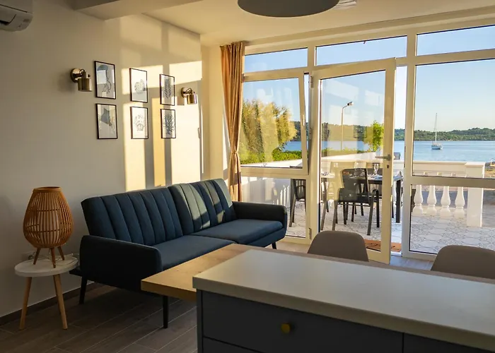 At Grandpa's דירה *