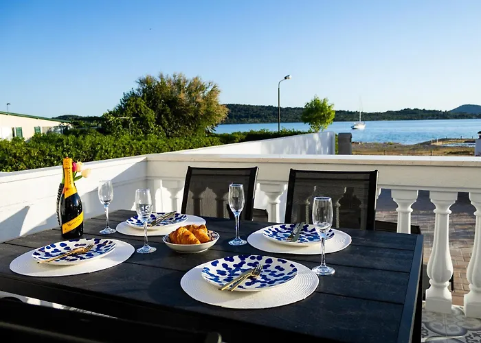 At Grandpa's דירה *